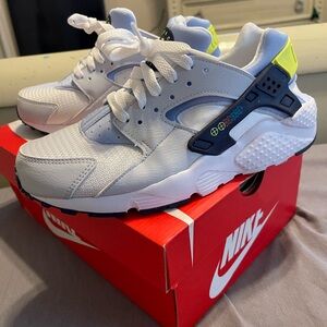 Nike White and Blue Huarache Sneakers
